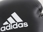 Ein schwarzer Adidas Boxhandschuh.
