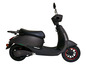 Ein schwarzer Elektro-Roller der Marke SEED.