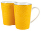 Zwei gelbe Kaffeetassen mit geometrischem Muster.