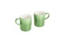 Zwei grüne Le Creuset Tassen.