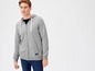 Mann in einem grauen Kapuzenpullover mit Reißverschluss von der Marke Navy.