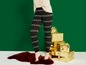 Schwarze Leggings mit Weihnachtsmuster und goldene Geschenke.