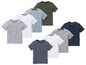 Sieben Jungen-T-Shirts in unifarben und gestreift, darunter ein grünes mit Tasche