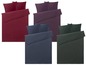 Drei Bettbezüge in Rot, Dunkelblau und Dunkelgrün.