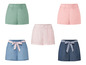 Drei Paar Shorts: eine grüne, eine rosa und zwei im Jeans-Look.