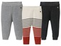 Drei Paar Baby-Leggings in Grau, Weiß mit roten Streifen und Dunkelgrau.