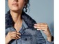 Eine Jeansjacke mit Fellkragen
