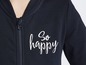 Blaue Jacke mit Reißverschluss und dem Schriftzug 'So happy'.