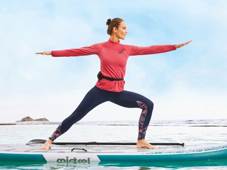 Frau macht Yoga auf einem Paddleboard mit Mistral.