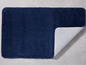 Eine dunkelblaue Badematte mit rutschfester Unterseite.