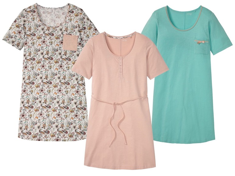Drei Nachthemden: eins mit Paisley-Muster, eins rosa und eins mintgrün.