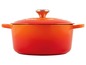 Ein orangefarbener Le Creuset Bräter mit Deckel.