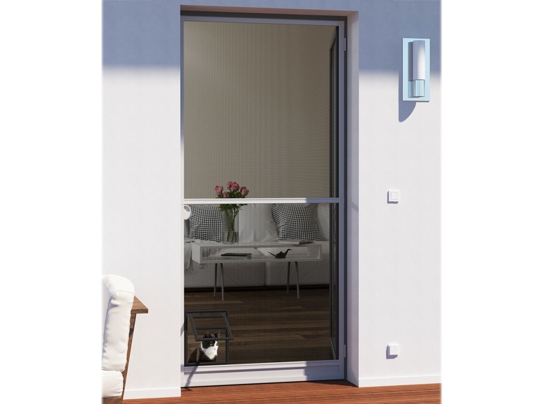 Eine weiße Tür mit integrierter Katzenklappe und einem Fliegengitter.