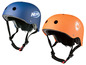 Zwei blaue und orangefarbene Helme, einer mit NERF-Logo.