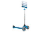 Ein blauer Globber Tretroller mit drei Rädern.