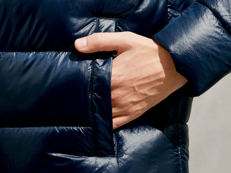 Nahaufnahme einer dunkelblauen Winterjacke mit einer Tasche.