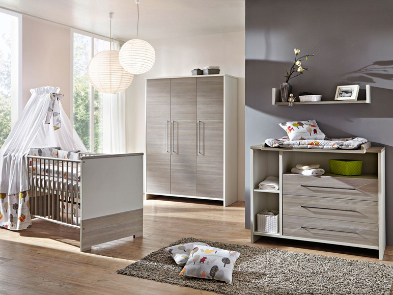Babyzimmer mit Wiege, Wickelkommode und Schrank.