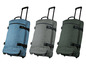 Drei Rollkoffer in Blau, Grau und Grün.