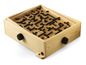 Holzlabyrinth mit einem Metallkugel.