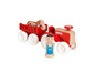 Ein roter BRIO Traktor mit Anhänger, einem Bauern und einem Pferd.