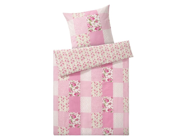 Ein rosafarbenes Bettbezug mit Blumenmuster im Patchwork-Stil.