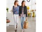 Zwei Frauen in Blusen mit Blumenmuster, eine mit einer schwarzen Jacke und weißen Jeans.