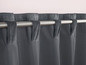 Graue Vorhänge mit Ringen an einer Stange.