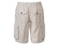 Beige Shorts mit Seitentaschen.