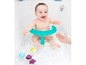 Ein Baby sitzt in einem Bade-Sitz in der Badewanne mit Spielzeug.