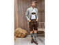 Mann in Lederhosen, Pullover und Socken.