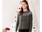 Ein Mädchen trägt einen grauen Pullover mit skandinavischem Muster zu Weihnachten.