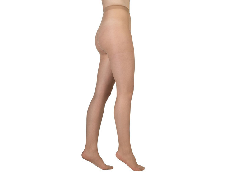Beigefarbene Strumpfhosen an einem Frauenbein.