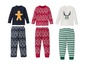 Drei Sets Weihnachtspyjamas mit Lebkuchenmann-, Tannenbaum- und Rentier-Motiv.