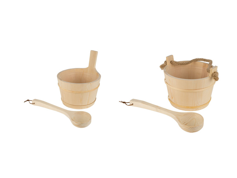 Zwei Holzeimer und Holzlöffel für die Sauna.