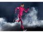 Eine Frau in rosa Sportkleidung rennt durch den Schnee.