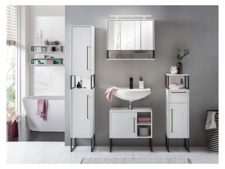 Badezimmermöbel mit Waschbecken, Spiegelschrank und zwei hohen Schränken.