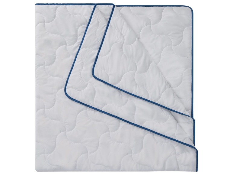 Weiße Bettdecke mit blauem Rand, gefaltet.