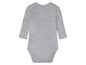 Ein grauer Babybody mit langen Ärmeln.
