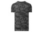 Ein graues T-Shirt mit Camouflage-Muster.