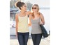 Zwei Frauen tragen ein gestreiftes und ein einfarbiges Tanktop.