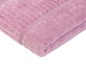 Ein rosa Handtuch auf weißem Hintergrund gefaltet.