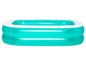 Ein türkisfarbenes aufblasbares Schwimmbecken mit weißem Rand.