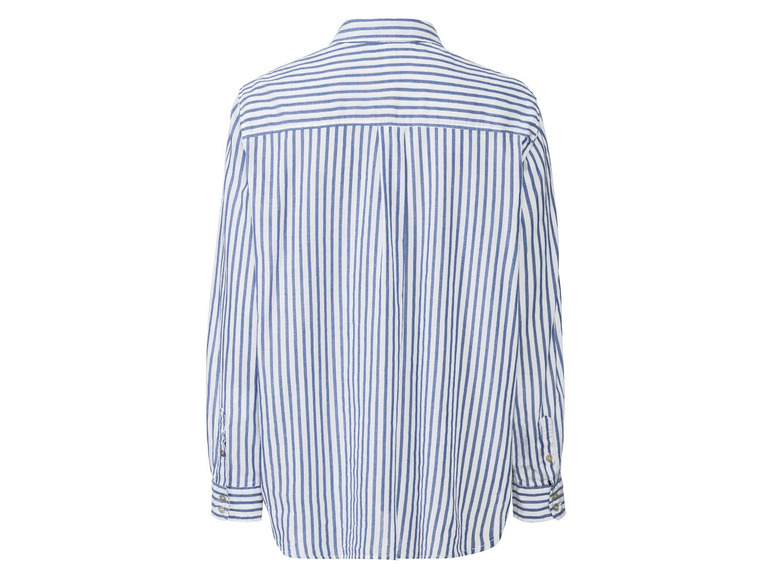 Ein weiß-blaues gestreiftes Hemd.