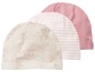 Drei Baby-Mützen mit Bären-Print, Streifen und einfarbigem Rosa.