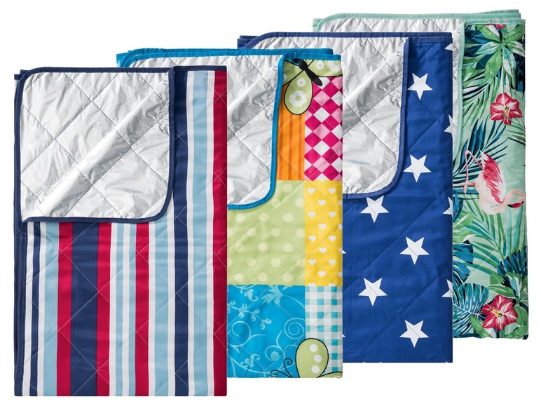 Vier verschiedene Picknickdecken mit Streifen, Blumen und Sternen.