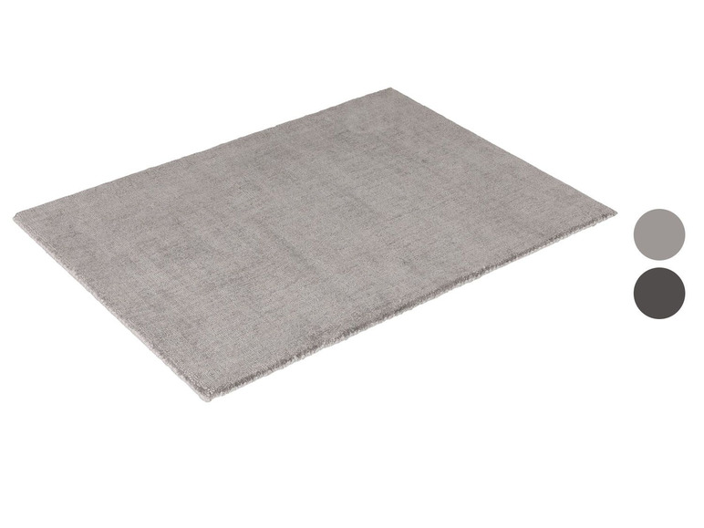 Ein grauer Teppich mit glatter Oberfläche.