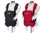 Zwei Safety 1st Babytragen, schwarz und rot.
