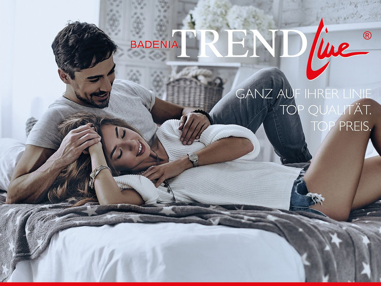 Ein Paar liegt im Bett, Werbung für Badenia Trendline Matratzen.