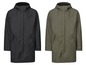 Zwei lange Mäntel mit Kapuze, einer schwarz und einer grün