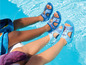 Kinder tragen blaue Frozen-Badeschuhe in einem Schwimmbad.